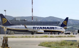 De plus en plus critiquée, la compagnie irlandaise à bas coûts Ryanair multiplie les mesures destinées à améliorer le service offert à ses passagers qu'elle cherche désormais à séduire plutôt qu'à rudoyer.