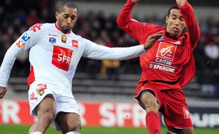Le Manceau Geder (à dr.) et le Guingampais Eduardo, lors du 8e de Coupe de France Guingamp - Le Mans, le 3 mars 2009.
