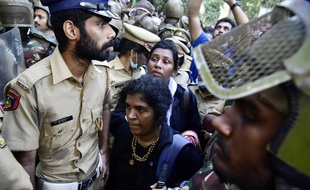 Kanaka Durga (en bas) lors de son entrée dans le temple sous escorte policière, le 2 janvier 2019.