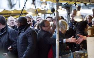 François Hollande, sur un marché parisien, le 19 février 2012.