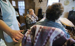 Une employée de l'aide à domicile en milieu rural (ADMR) au travail chez un couple de personnes âgées, le 5 décembre 2006, à Mézidon, dans le Calvados