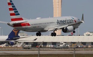Un Boeing 737 MAX en train d'atterrir à l'aéroport de Miami.