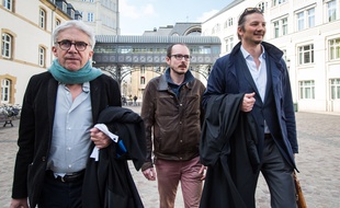 Antoine Deltour (au centre) accompagné de ses avocats, arrive à la Cour d'appel du Luxembourg, mercredi 15 mars.