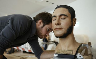 Un employé penché sur un buste au musée de l'Homme à Paris, le 13 octobre 2015