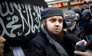 Mohammed Achamlane porte-parole de Forsane Alizza, groupuscule islamiste, tient une conférence de presse, le 27 janvier 2012 à Paris