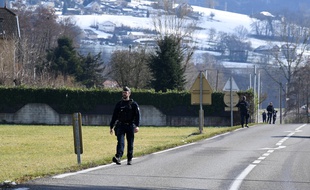 Les gendarmes sur la route de Dormessin, où ils ont accompagné Nordahl Lelandais, le 14 février 2018.