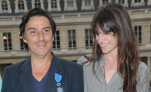 Yvan Attal et Charlotte Gainsbourg lors de la remise, au premier, des insignes de Chevalier de l’ordre national du Mérite, le 19 juin 2013 à Paris.