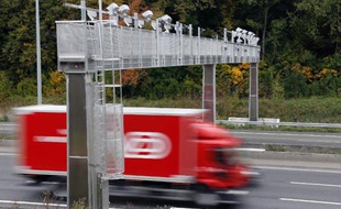 Un portique écotaxe près de La Courneuve, en banlieue parisienne, le 22 octobre 2013