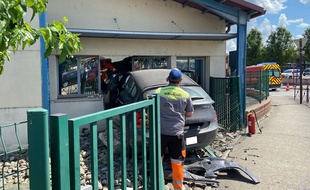 La voiture a défoncé le mur d'une classe, inoccupée à ce moment là.