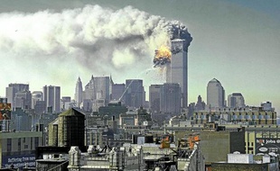 New York, 9 h 59. La tour sud du World Trade Center s'écroule. Un nuage de cendres envahit Manhattan.