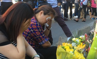 La femme et la sœur de Chaolin Zhang se sont recueillies, un an après sa mort à Aubervilliers.