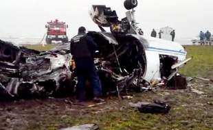 Un enquêteur sur le site du crash du Falcon du PDG de Total Christophe de Margerie, à l'aéroport de Vnukovo, près de Moscou, le 21 octobre 2014