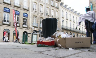 Les déchets se sont entassés dans le centre-ville de Rennes le 22 juin 2016, lors de la grève du service propreté.