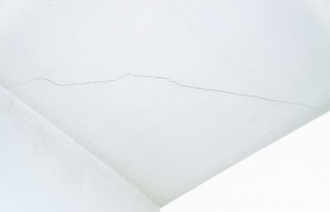Des fissures au plafond ? Voici comment les réparer efficacement