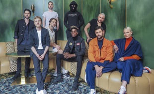 De gauche à droite, les trois membres du groupe Kyo, Lord Esperanza - assis en short sur la table -, Kalash Criminel - debout et cagoulé -, KPoint, Christophe Willem et le duo Madame Monsieur (Jean-Karl Lucas et Emilie Satt), au restaurant BB Blanche, à Paris, le 19 juin 2019.