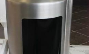 Les déchets radioactifs de haute activité seraient coulés dans du verre et entreposés dans ce type de fût en acier