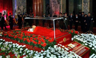 Le régime nord-coréen préparait mardi de grandioses obsèques pour Kim Jong-Il, une occasion de célébrer le culte de son dirigeant décédé et de son fils et héritier déjà fermement installé au pouvoir.