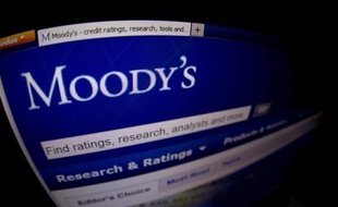 L'agence de notation financière Moody's a abaissé de "stable" à "négative" la perspective pour la dette publique de l'Allemagne, des Pays-Bas et du Luxembourg en raison de "l'incertitude croissante" sur l'issue de la crise de la dette en zone euro.