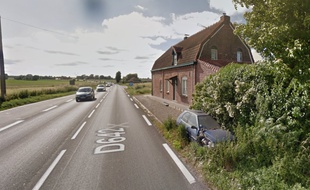 Voilà 14 ans que cette voiture stagne au bord d'une départementale, dans le nord, près d'Hazebrouck.