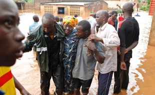La capitale malienne, Bamako, était encore vendredi la proie de spectaculaires inondations dues à des pluies torrentielles tombées la veille, qui ont fait 34 morts et laissé sans abri des milliers de personnes.