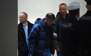 Les familles des victimes du crash de l'Airbus A320 de Germanwings le 26 mars 2015 à l'aéroport de Dusseldorf en partance pour Marseille