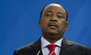 Les auteurs des deux attentats-suicides perpétrés jeudi au Niger, contre un camp militaire à Agadez et contre un site du groupe nucléaire français Areva à Arlit "venaient de Libye", a affirmé samedi le président nigérien Mahamadou Issoufou.