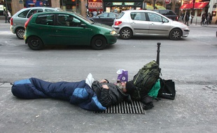 Un sans-abri dans les rues de Paris (illustration)