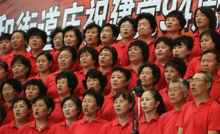 Une chorale chante lors d'une cérémonie marquant le 94ème anniversaire di Parti communiste chinois, le 26 juin 2015 dans la province de Jilin