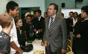 Luc Chatel à Saint-Dalmas de Tende dans les Alpes Maritimes pour visiter le premier collège de réinsertion scolaire en France, le 13 septembre 2010.