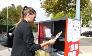Le 30 septembre 2014, Vénissieux. Pour favoriser l'acces à la lecture, le Fonds Decitre a installé trois boîtes à lire dans des quartiers de Vénissieux, comme ici devant le centre social Moulin à Vent. Chacun peut retirer ou déposer un livre qu'il a aimé.