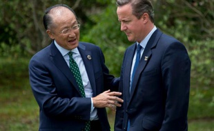 Le président de la Banque mondiale Jim Yong Kim et le Premier ministre britannique David Cameron le 27 mai 2016 lors du G7 à Shima