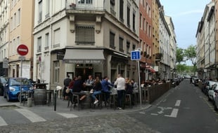 De nombreux groupes n'ont pas hésité à passer leur soirée vendredi sur des terrasses situées près du lieu de l'explosion.
