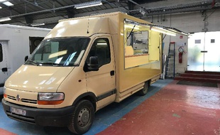 L'un des deux camions qui serviront à distribuer les repas aux migrants.