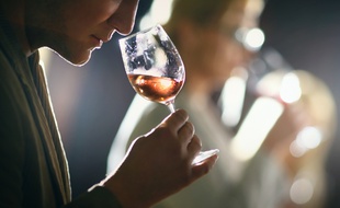 L’analyse olfactive est l’une des phases importantes pour la création de parfums et de boissons alcoolisées.