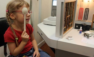 Une fillette lors d'une consultation avec un ophtalmologue.