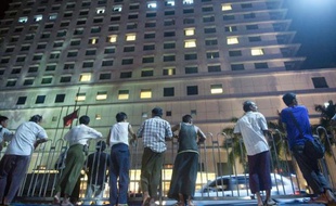 Un grand hôtel de l'ex-capitale birmane, Rangoun, a été la cible lundi soir tard d'un attentat à la bombe blessant une Américaine, selon la police qui interrogeait mardi plusieurs personnes soupçonnées d'être liées à des déflagrations récentes.