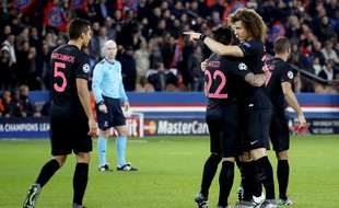 David Luiz et les Parisiens fêtent un but contre le Shakhtar le 8 décembre 2015.