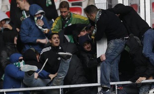 Six supporteurs suspectés de violence avant le match de L1 de football Nice/Saint-Etienne et interpellés mercredi dans la région stéphanoise, vont être transférés à Nice dans la matinée de jeudi par avion spécial, a-t-on appris de source policière.