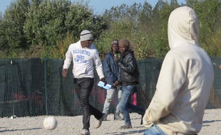 Des migrants jouent au football dans la Jungle à Calais le 13 octobre 2016.