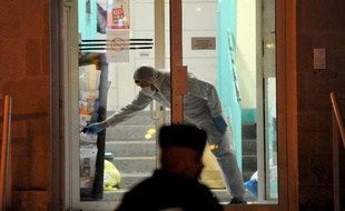 La police recueille des indices sur les lieux de l'agression des policiers à Joué-les-Tours, le 20 décembre 2014