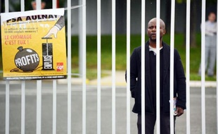 Au lendemain du séisme provoqué par l'annonce par PSA d'un plan social d'une ampleur sans précédent pour le groupe, la direction doit préciser vendredi site par site ses projets qui prévoient la fin de la production à Aulnay et la suppression de 8000 postes en France.