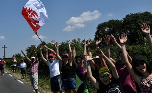 Des supporters brandissant un drapeau de Vendée lors de la 105e édition du Tour de France (illustration).