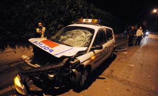 Près de cinq ans après la mort de deux adolescents, tués dans la collision entre leur mini-moto et une voiture de police à Villiers-le-Bel (Val-d'Oise), le policier qui conduisait le véhicule est jugé vendredi devant le tribunal correctionnel de Pontoise.