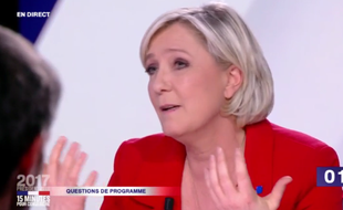 Marine Le Pen, sur le plateau de « 15 minutes pour convaincre », le dernier grand rendez-vous des onze candidats avant l'élection, le 20 avril 2017.