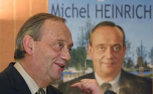 Michel Heinrich, maire (UMP) d'Epinal, le 18 février 2001 lors de la campagne municipale à Epinal