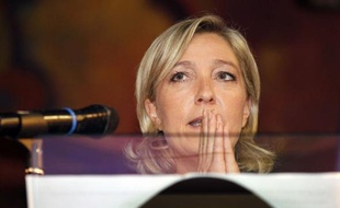 Marine Le Pen, qui aspire à succéder à son père Jean-Marie Le Pen à la tête du Front national, a estimé lundi matin que celui-ci n'avait "pas à s'excuser de ce qu'il a fait durant sa carrière politique", dérapages verbaux inclus.