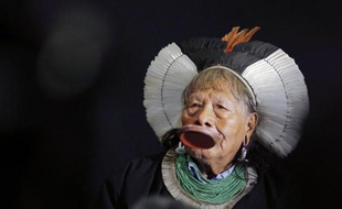 Le chef de la tribu amazonienne Kayapo, Raoni Metuktire, militant pour les droits des indigènes lors d'une conférence de presse au musée du Quai Branly, à Paris, le 5 juin