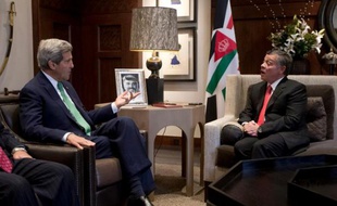 Le secrétaire d'Etat John Kerry a rencontré jeudi le roi Abdallah II à Amman après des entretiens à Jérusalem et en Cisjordanie où il a réitéré l'opposition de Washington à la colonisation juive, qui menace de faire capoter le processus de paix.