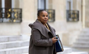 La ministre de la Justice Christiane Taubira a affirmé mardi à l'Assemblée que le président de la République François Hollande, "personne privée", était "tout à fait fondé" à donner sa version dans le procès en diffamation intenté par sa compagne.