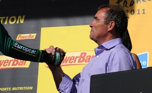 Le quintuple vainqueur du Tour de France, Bernard Hinault, lors du podium du Tour de France le 22 juillet 2011 à l'Alpe d'Huez.